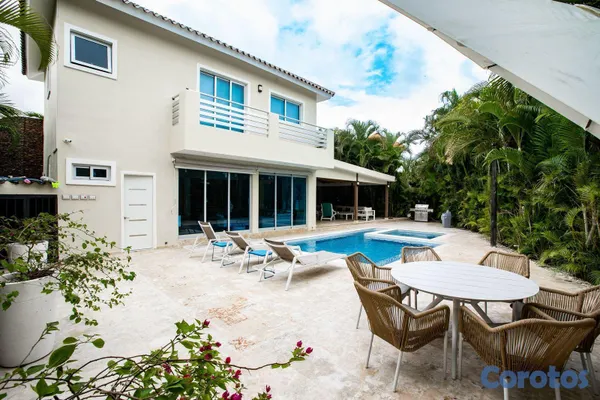 casas - Lujosa Residencia de Dos Niveles con Piscina y Jacuzzi 4