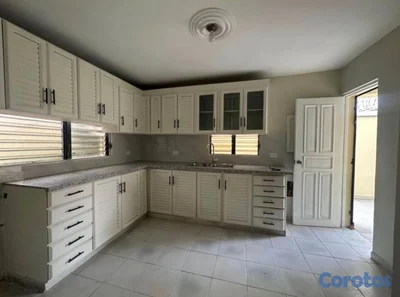 Casa de 2 niveles en venta en Villa Aura