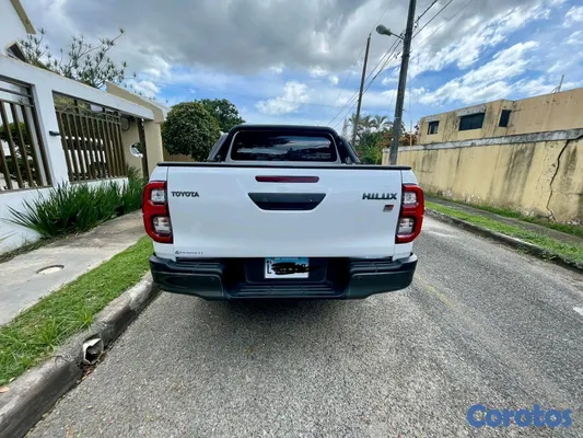 jeepetas y camionetas - Toyota hilux gr 2023 7