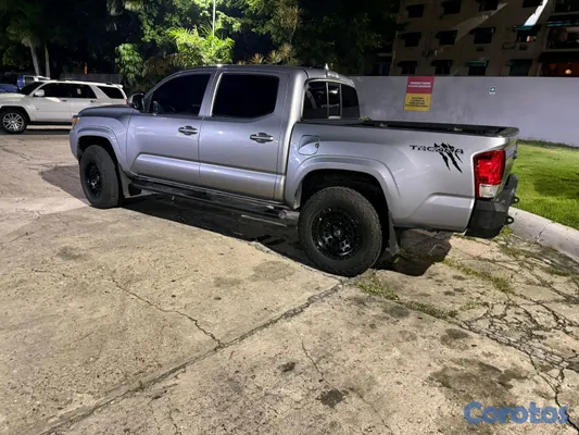 jeepetas y camionetas - Toyota Tacoma 2020 sr5 poco uso 4x4 único dueño  5