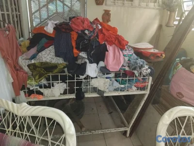 1DiosVendo mesa de ropa de paca con ropa vendo todas las ropas con todo y mesa 