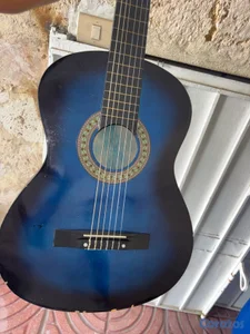 guitarra azul muy linda. sólo tienes que afinarla bien y está nítida