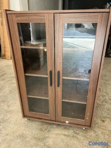 Gabinete de almacenamiento con 4 niveles ajustable en altura, puerta en cristal.