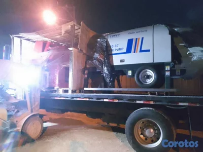 Ligadora de concreto con su bomba 