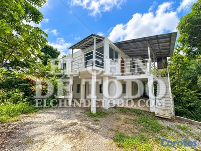 Casa con 2 viviendas independientes en Las Terrenas, 6 hab, 800 m²
