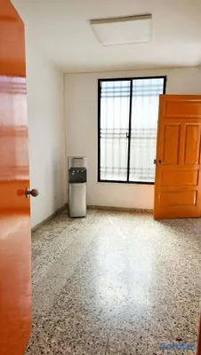 oficinas y locales comerciales - Oportunidad de Alquiler Casa en los Prados ideal oficina. Negocios varios 10