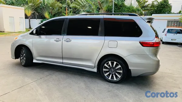 jeepetas y camionetas - Toyota sienna 2017 8
