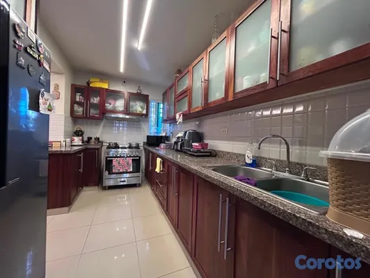 apartamentos - vendo en el millón primer nivel tres habitaciones 2.5 baños dos parqueos balcón 4