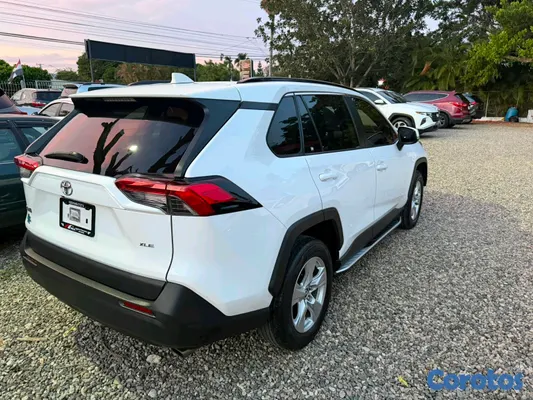 jeepetas y camionetas - Toyota rav4 2020 xle clean carfax  4
