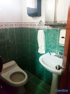 Este local semi-amueblado es ideal para oficina