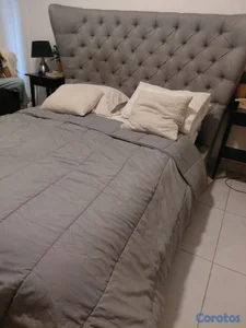 Cama queen capitoneada color gris