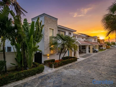 PROYECTO CERRADO CASA CON PISCINA Y PANELES SOLARE