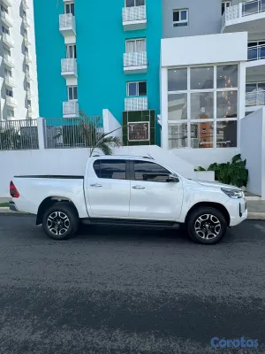jeepetas y camionetas - Toyota hilux srv 2023 3