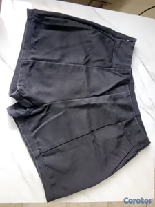 Pantalón corto con pinzas y zipper