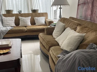 JUEGO DE SALA CLÁSICO BEIGE-MARRÓN. Dos muebles 