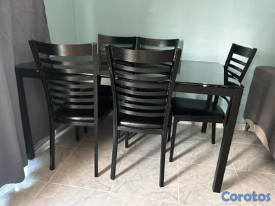 Vendo hermoso comedor negro de vidrio galvanizado 