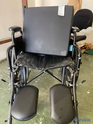Salud y Equipamiento Médico - silla de ruedas negra, moderna  3