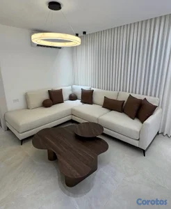 Mueble elegante disponible,no incluye la mesa 