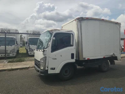 camión ISUZU NPR 2023 pequeño choque en el paral de la puerta ,funcional 
