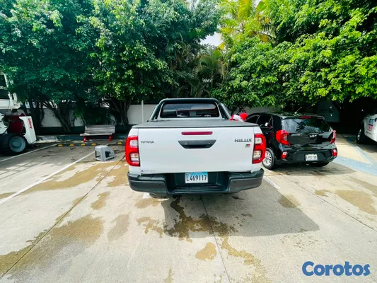 jeepetas y camionetas - Toyota hilux gr 2023 8