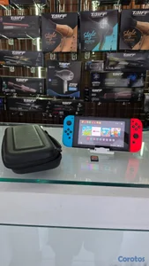 Nintendo Switch V1 con su estuche y un juego fisic