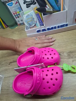 ropa y zapatos - Crocs rosados para niña 2