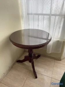 Mesa decorativa en Caoba