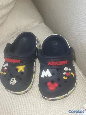 ropa y zapatos - Crocs originales micky mause con sus pines  2