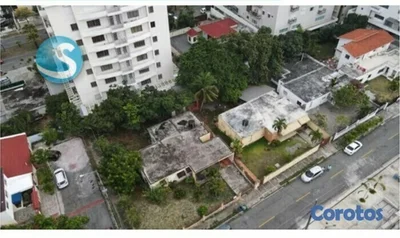 Se vende un solar (con mejoras) en renacimiento
