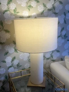 Lámpara de Mesa Elegante en Blanco y Dorado