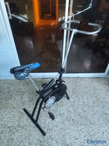 bicicleta estacionaria ocupa poco espacio ejercita piernas y brazos 