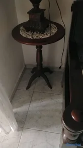Mesita de caoba alta