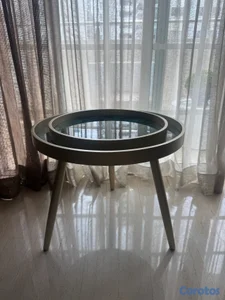 Mesa tipo coffee table doble base, la fija y bandeja integrada. 