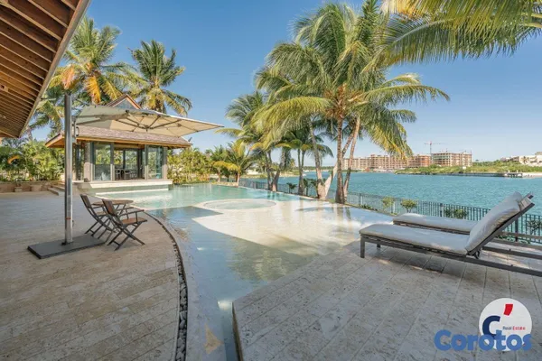 casas - Exclusive Waterfront Estate on a Private Island in 7