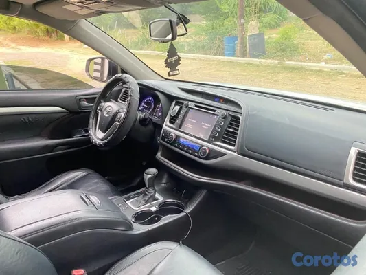 carros - Se vende Toyota Highlander XLE 2014, color blanco, una SUV amplia. 3