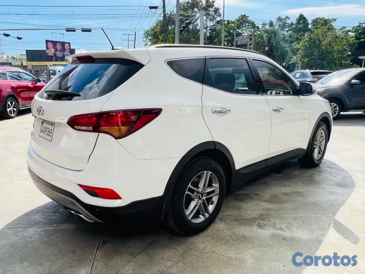 jeepetas y camionetas - Hyundai Santa Fe Se 2018 
• Motor Dohc • 4 Cilindros • 3 Filas de Asientos • 6