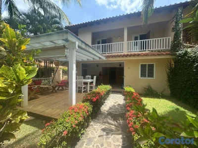 vendo Villa las terrenas 4 habitaciones tres baños parqueos a solo pasos de la p