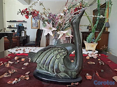 Escultura de bronce a la cera perdida de un cisne.