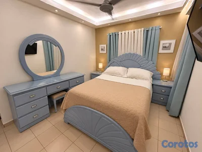 Se vende juego de habitación en caoba tamaño Queen