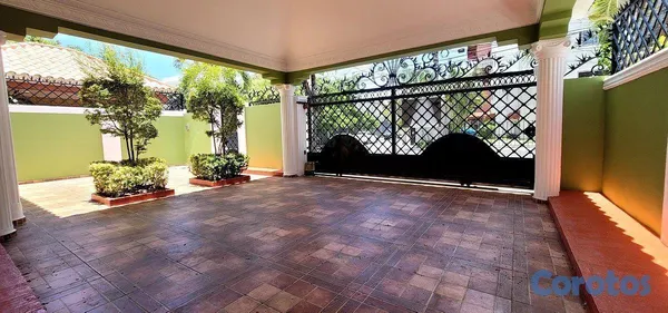 casas - Alquilo casa clásica en excelentes condiciones en Corales del Sur 3