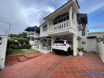 Casa de 2 niveles en venta en Los Jardines