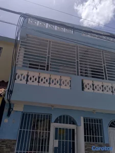 Alquilo apartamento 2do nivel
2 habitacione
1 sala cocina 
balcon 
