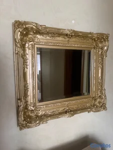 Espejo Elegante con Marco Dorado