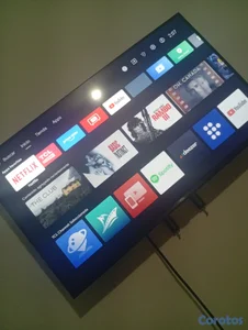 TV 32 pulgadas con su control original y su basé p