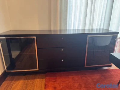 sideboard de madera y cristal