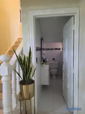 casas - Casa de 2 niveles en venta en Los Jardines 12