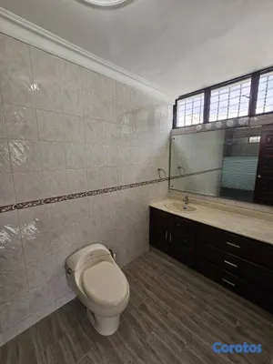 casas - Casa de 5 habitaciones 4 baños 4 parqueos en alqui 16