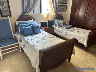 2camas completas y sus mesitas de noche