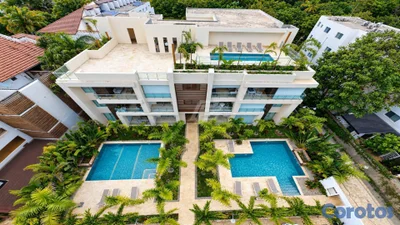 Apartamento de 2 Habitaciones: Ascensor, Piscinas y Hermoso Patio Español