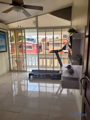 casas - Casa de 2 niveles en venta en Los Jardines 9